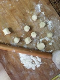 美味营养的韭菜鸡蛋馅水饺做法图解5)