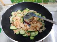 家常菜黄瓜炒豆皮做法图解9)