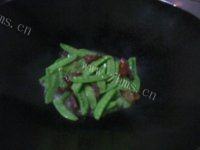 自制腊肉炒荷兰豆做法图解5)