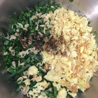 热腾腾的韭菜盒子做法图解5)