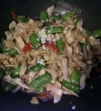 好吃的豆角菌鲍菇焖面红萝卜做法图解3)