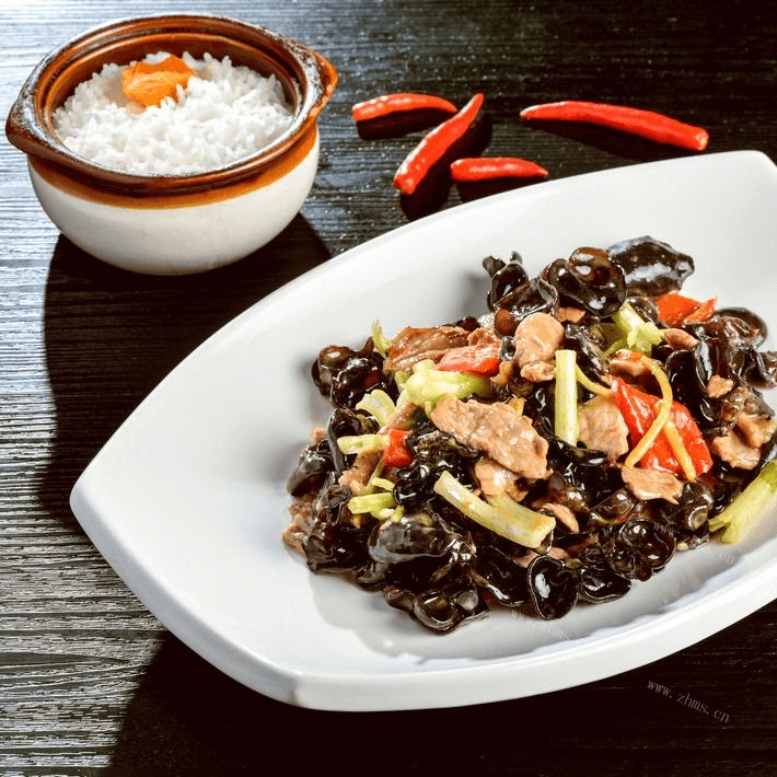 家常菜黑木耳炒肉片