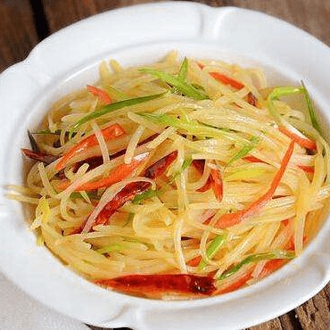 色泽鲜亮的酸辣土豆丝