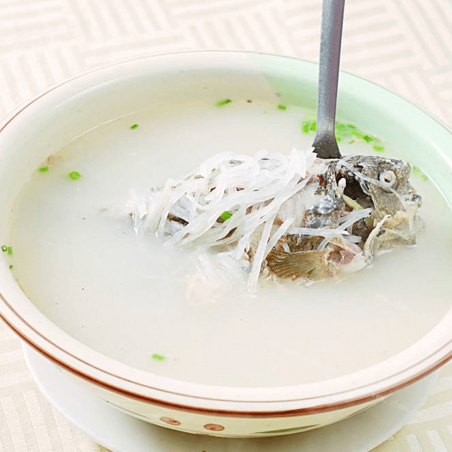 诱人的清炖鲫鱼汤