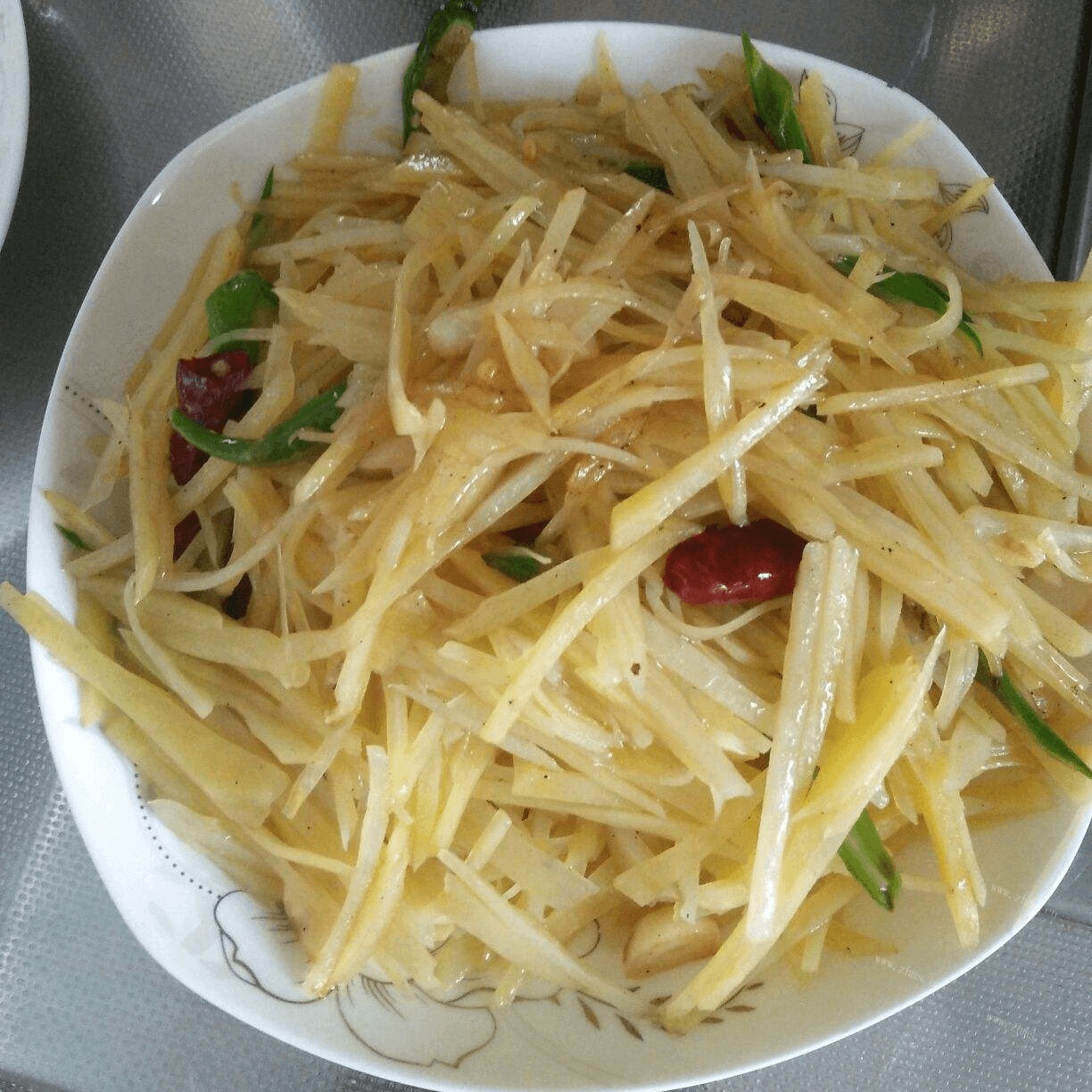 香气浓郁的酸辣土豆丝