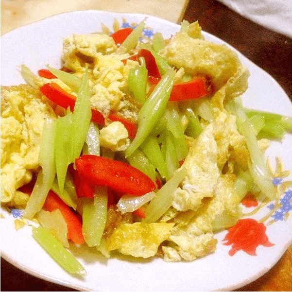 热腾腾的芹菜炒鸡蛋