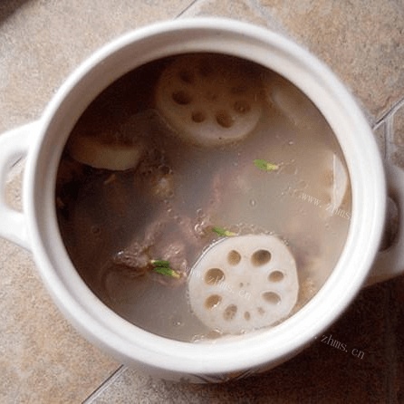 营养的排骨莲藕汤做法图解11)