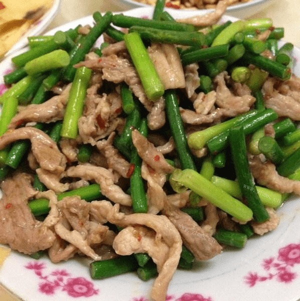口感极佳的蒜薹炒肉