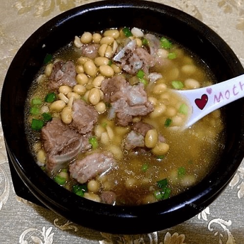 营养丰富的黄豆排骨汤