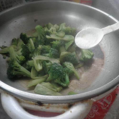 西兰花炒肉做法图解7)