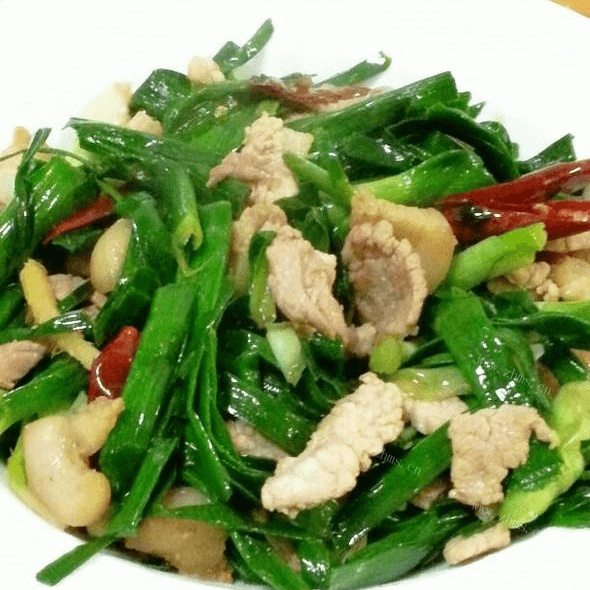家常菜蒜苗炒肉做法图解5)