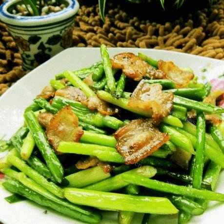 家常菜五花肉炒蒜薹做法图解8)