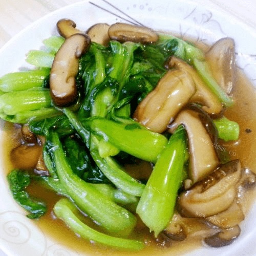 甘脆的香菇炒油菜