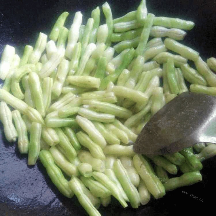 美味干煸大肠四季豆做法图解5)