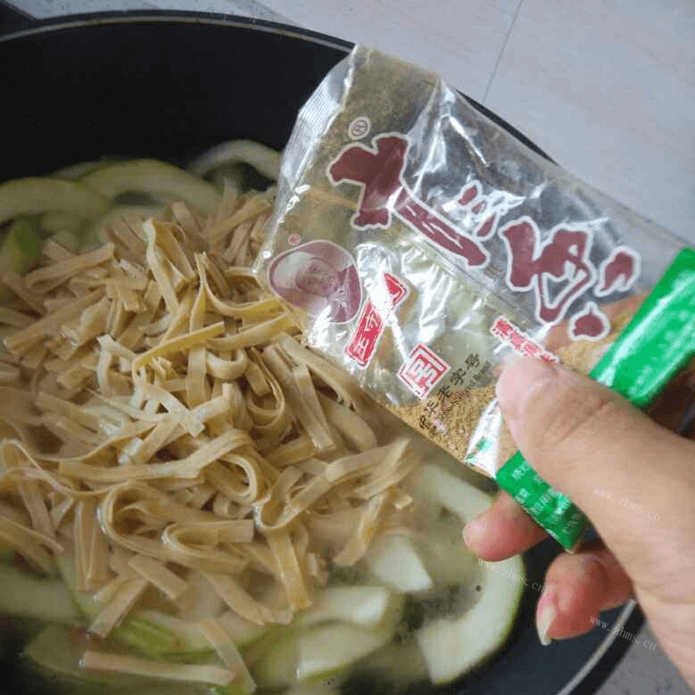 美味的西葫芦汤做法图解9)