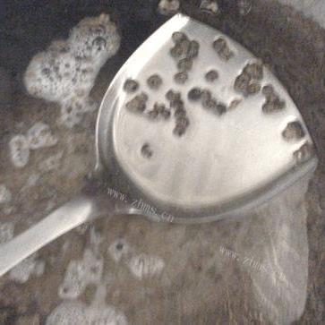 家常菜土豆烧肥肠做法图解2)