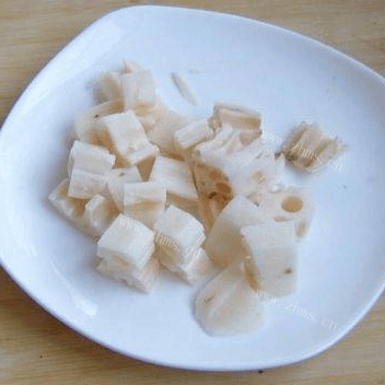 美味的猪手焖莲藕的做法做法图解2)