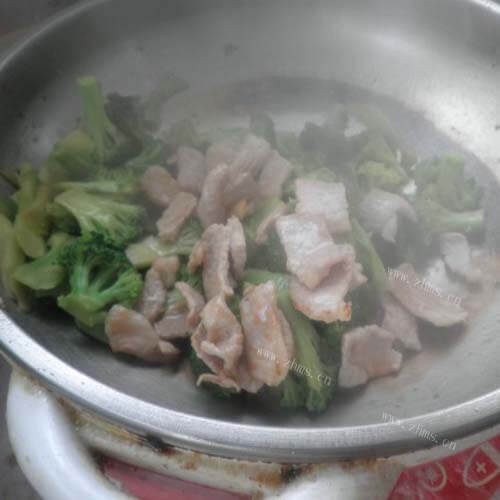 西兰花炒肉做法图解8)