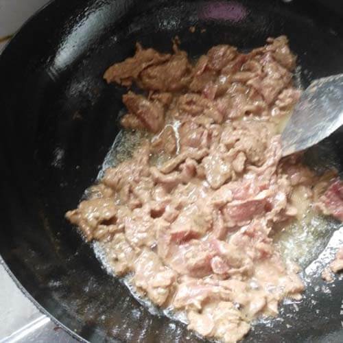 青椒炒牛肉做法图解3)