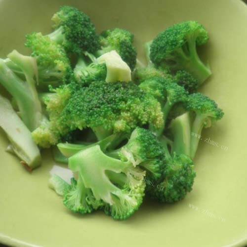 西兰花炒肉做法图解2)