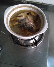 特色砂锅鱼头做法图解7)
