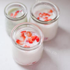 甜香可口草莓鲜奶冻