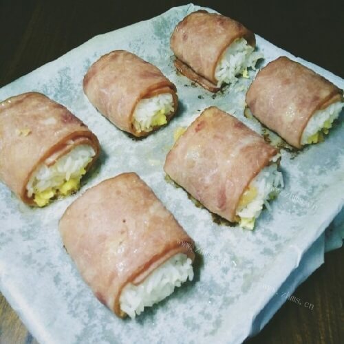 美味的鸡蛋泡菜培根饭团