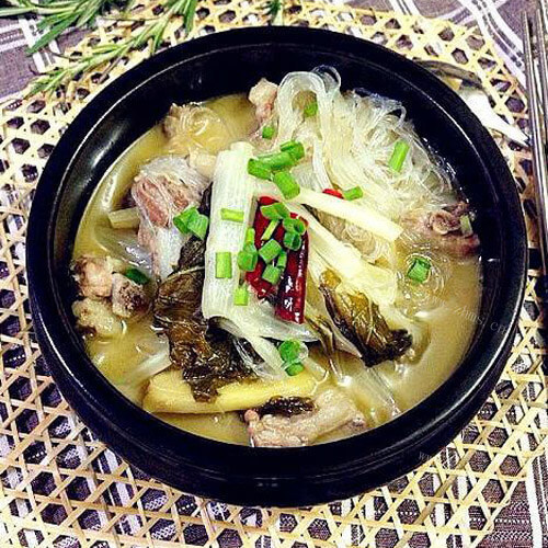 美味的酸菜炖排骨