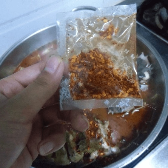 十分诱人的水煮鱼做法图解6)