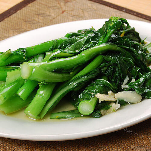 翠绿的蒜蓉菜心