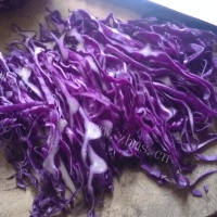 家常菜紫甘蓝拌黄瓜的做法图解二