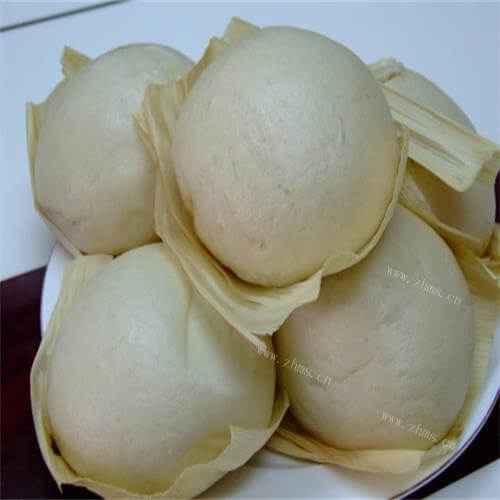松软的玉米叶蒸馒头