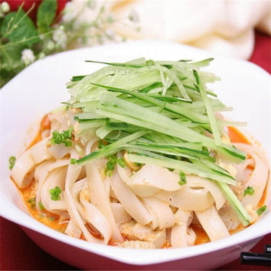 美味的黄瓜拌绿豆凉皮