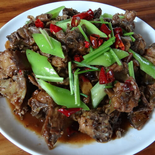家常蒜苔鸡肉块