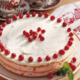 松软的蔓越莓玫瑰花蛋糕