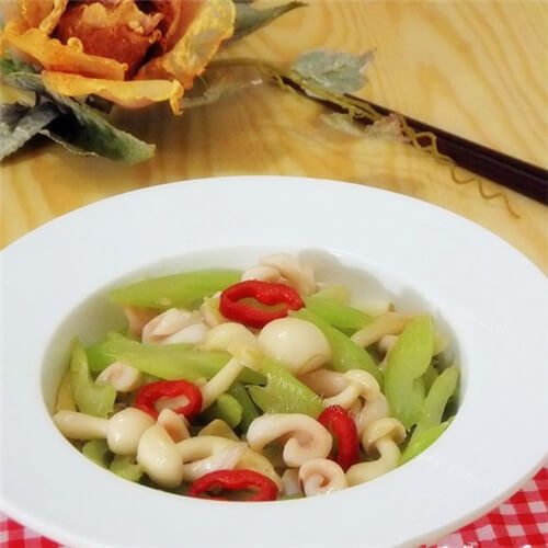 好吃的白玉菇炒芹菜
