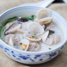 美味的香菇蛤蜊海鲜粥