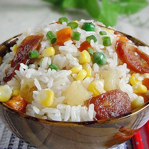 美味的腊肠包菜焖饭