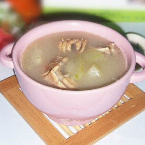 美味十足的墨鱼菌菇养生汤