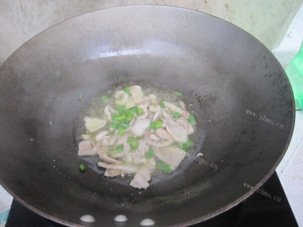 家常肉片炒萝卜丝做法图解4)