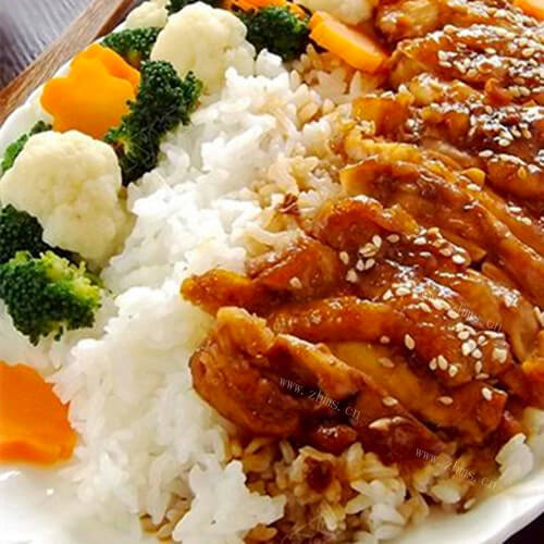 异国风情的日式照烧鸡腿炒饭 