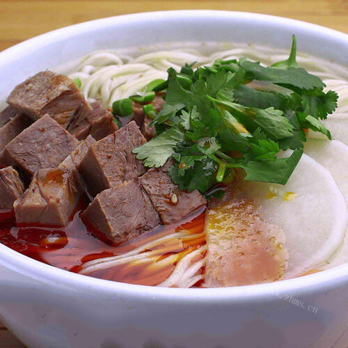 鲜美的萝卜牛肉面