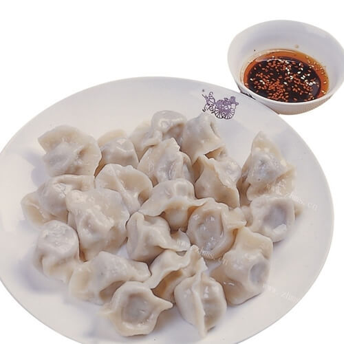美味的西红柿白菜莲藕香菇饺