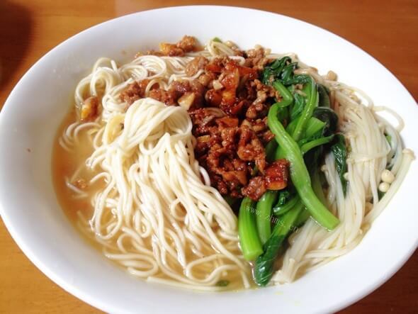 暖心的蒜香肉末面做法图解3)