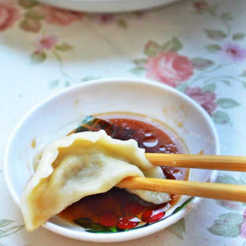 热腾腾的茄子猪肉饺子