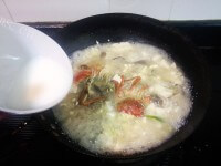 特色螃蟹豆腐姬菇羹 做法图解6)