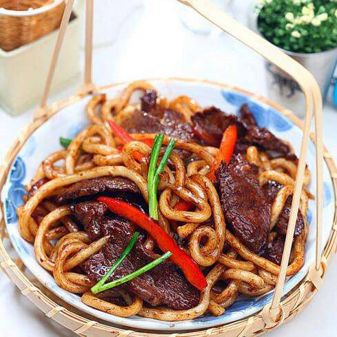 特色青菜牛柳炒乌冬面