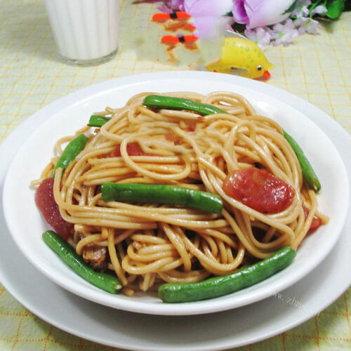 美味的猪肉梅豆炒面