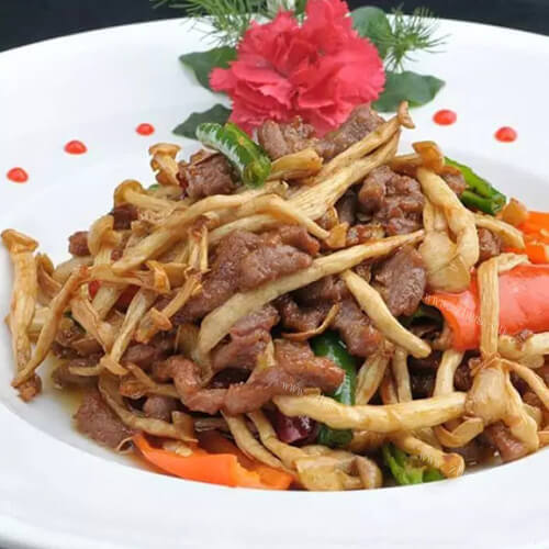营养的海鲜菇烩牛肉