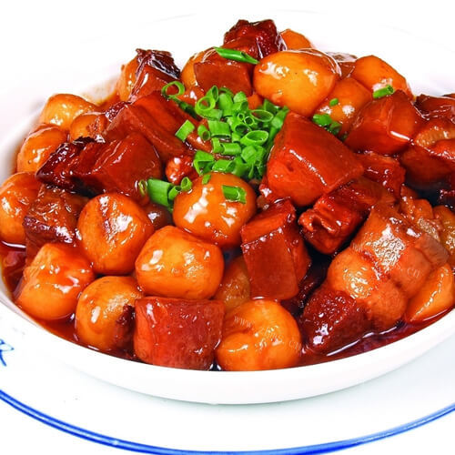美味的红烧肉配土豆